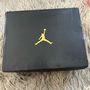 Air Jordan 1 Mid Boys size 4Y (5.5 women’s)